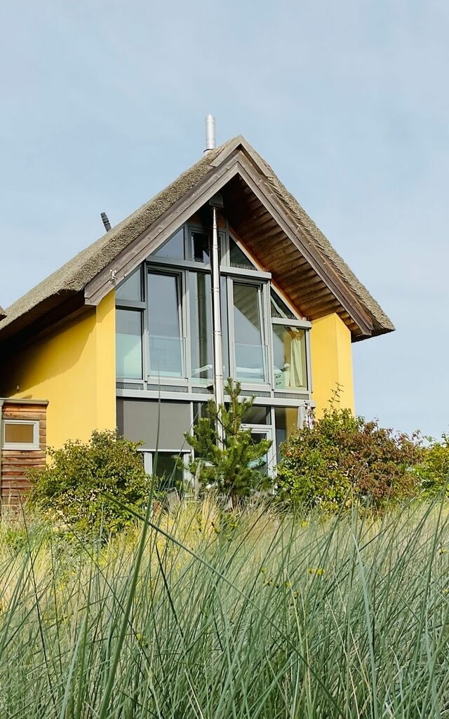 Ferienhaus in Heiligenhafen - Ostsee - Reetdachhaus Nr. 8 "Sonne und mehr" - mit Lademöglichkeit im Strand Resort - Bild 2