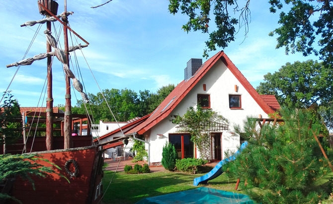 Ferienwohnung in Bodstedt - Haus Ostseeräuber Fewo I - Ferienhaus mit Piratenschiff im Garten