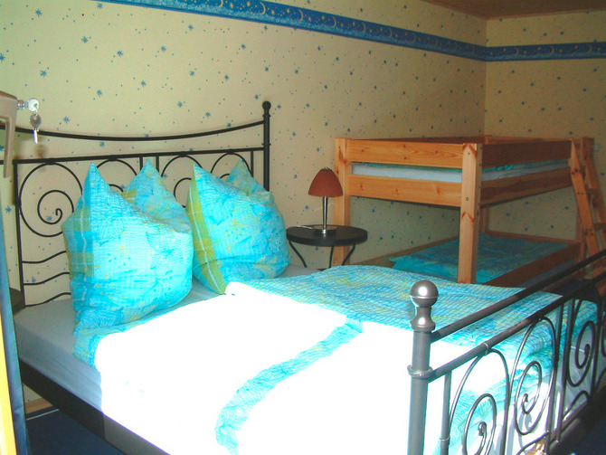 Ferienwohnung in Bodstedt - Haus Ostseeräuber Fewo I - Schlafzimmer mit Doppelbett und zwei Einzelbetten