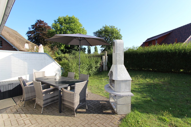 Ferienhaus in Ostseeheilbad Zingst - Weidenstraße 6 - Terrasse mit Grillkamin