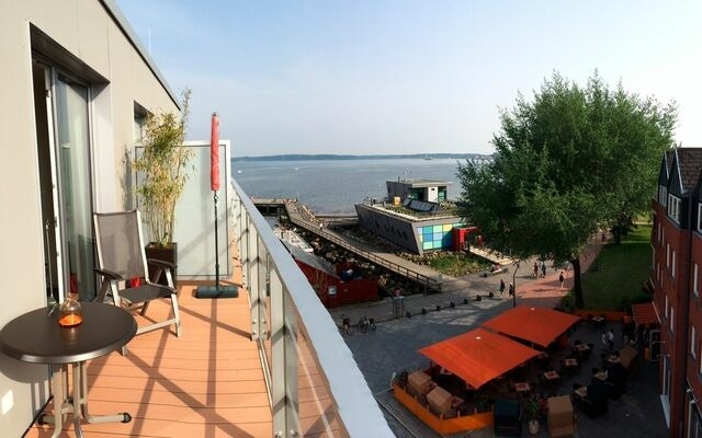 Ferienwohnung in Eckernförde - Apartmenthaus Hafenspitze Ap. 36, Blickrichtung Strand/Offenes Meer - Bild 2