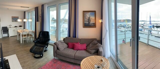 Ferienwohnung in Eckernförde - Apartmenthaus Hafenspitze Ap. 2 - "Am Leuchtfeuer 2" - Blickrichtung Yacht-, Binnenhafen und offene See - Bild 25