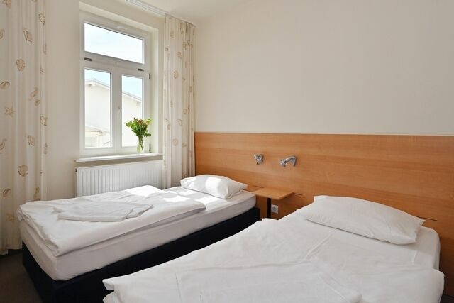 Ferienwohnung in Sellin - Ferienwohnung 9 in Sellin auf Rügen Villa Celia 6 Pers. WLAN, Sauna 200 m vom Strand entfernt - Bild 8