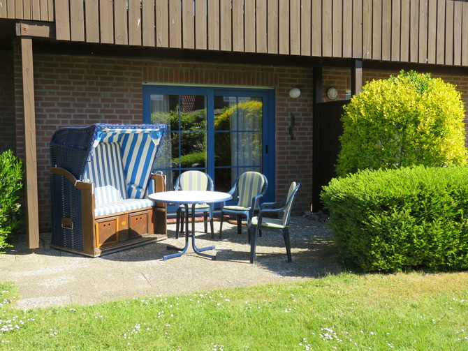 Ferienwohnung in Fehmarn OT Petersdorf - Fewo Bartels Kiebitzweg EG - Terrasse mit Strandkorb