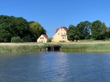 Ferienwohnung in Neuenkirchen (Rügen) - Gutshaus Grubnow Ferienwohnung 4 mit Hund am Wasser Sauna und WLAN incl. - Bild 1