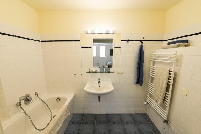 Ferienwohnung in Neuenkirchen (Rügen) - Gutshaus Grubnow Ferienwohnung 2 am Wasser Sauna und WLAN incl. - Bild 9